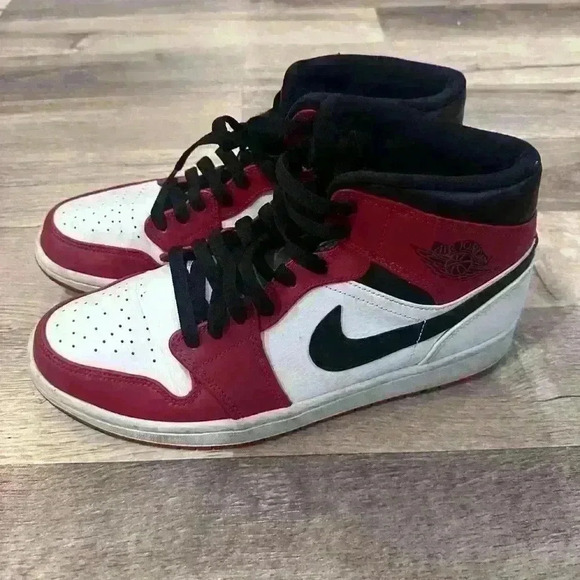 Nike Air Jordan 1 mid Chicago men’s sneaker - Picture 1 of 4